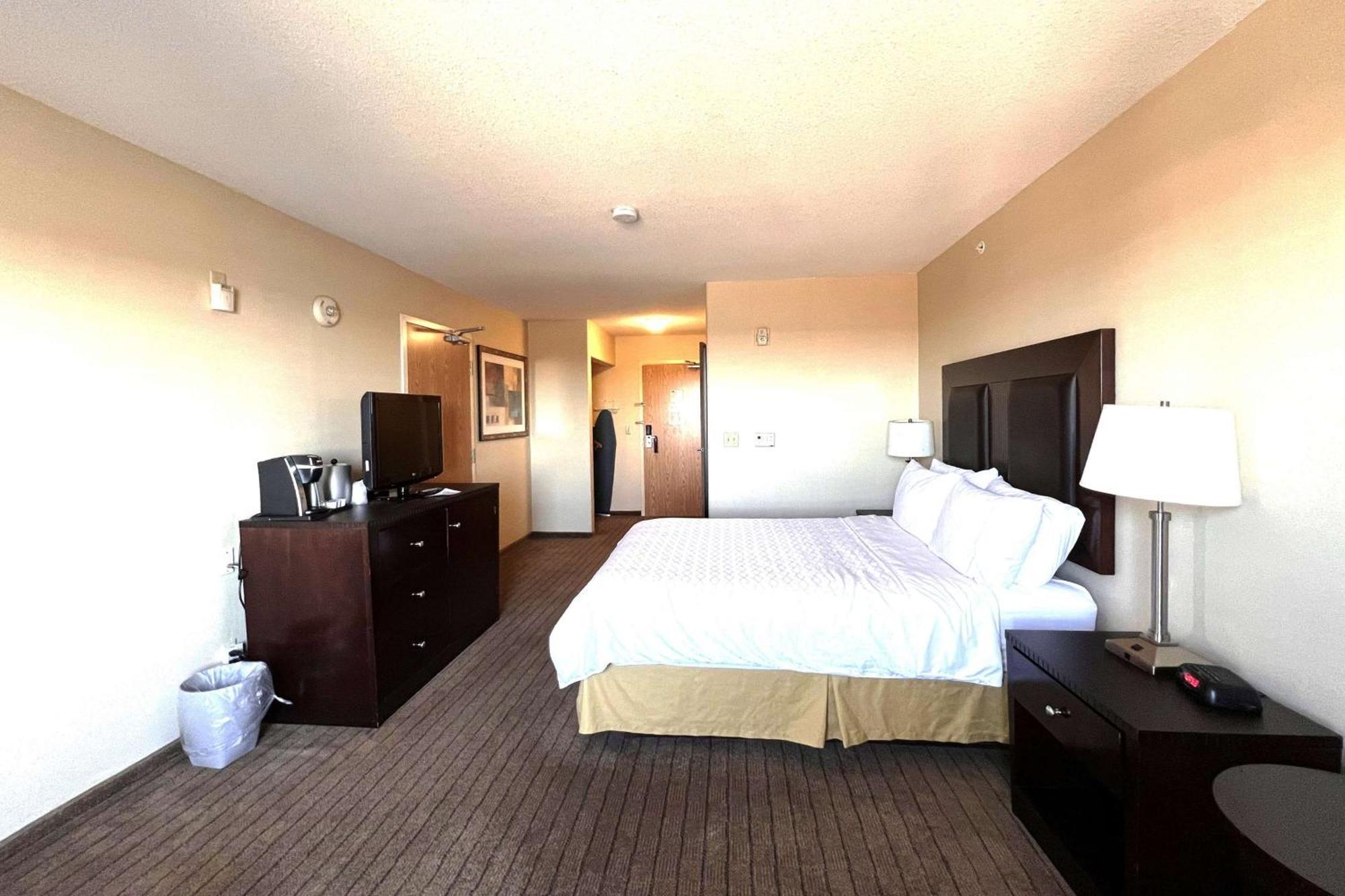 Ramada By Wyndham Prince Albert Exterior foto